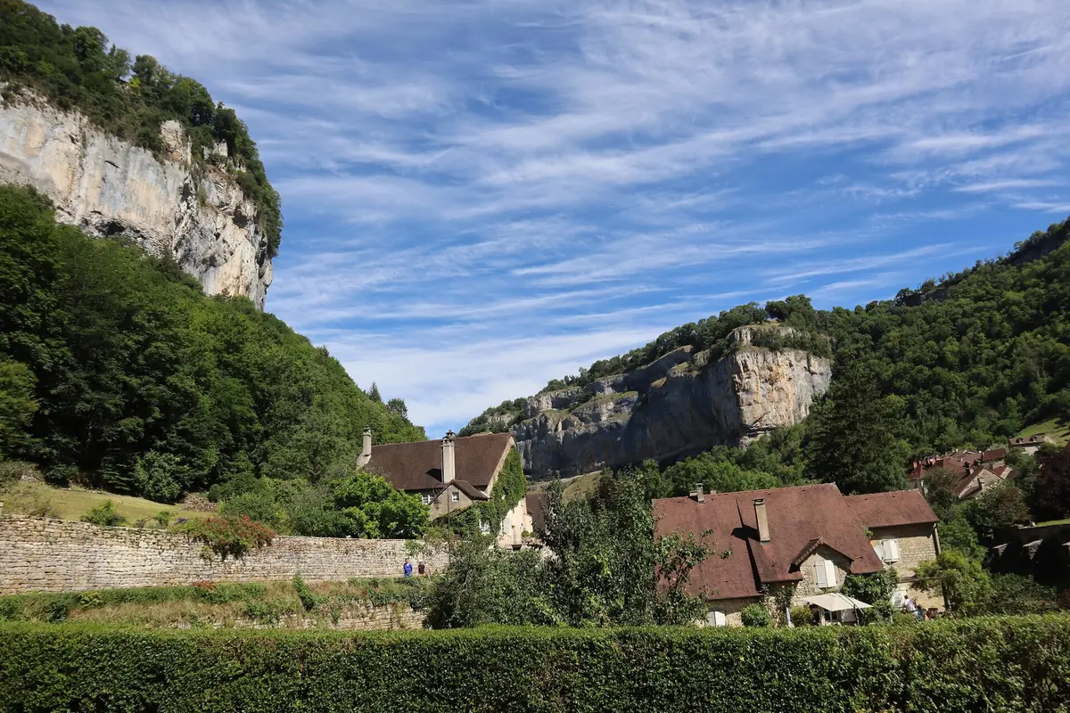 La Tour du Clos, maison forte et sa tour ronde au milieu des vignes