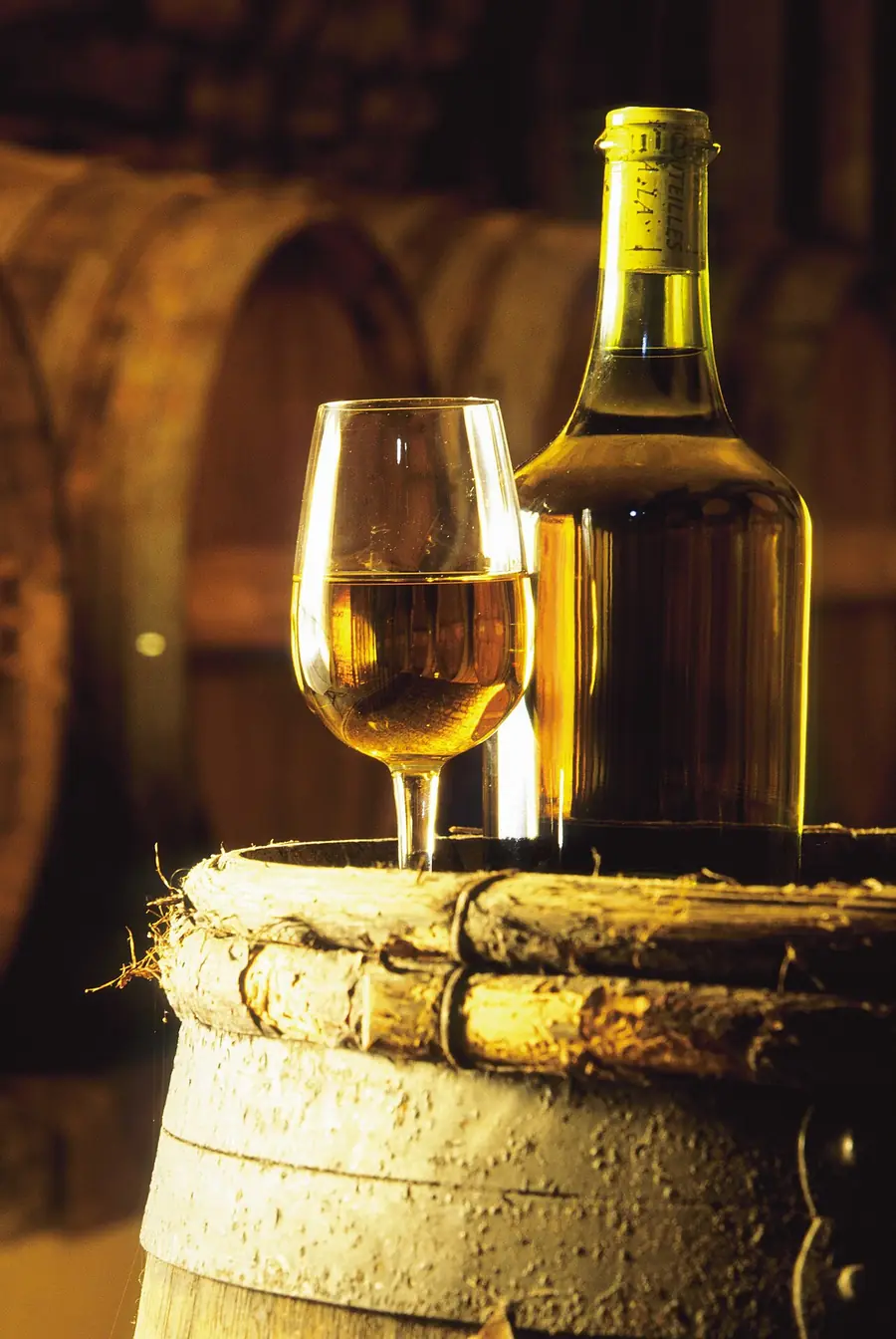 Un clavelin de vin jaune et son verre